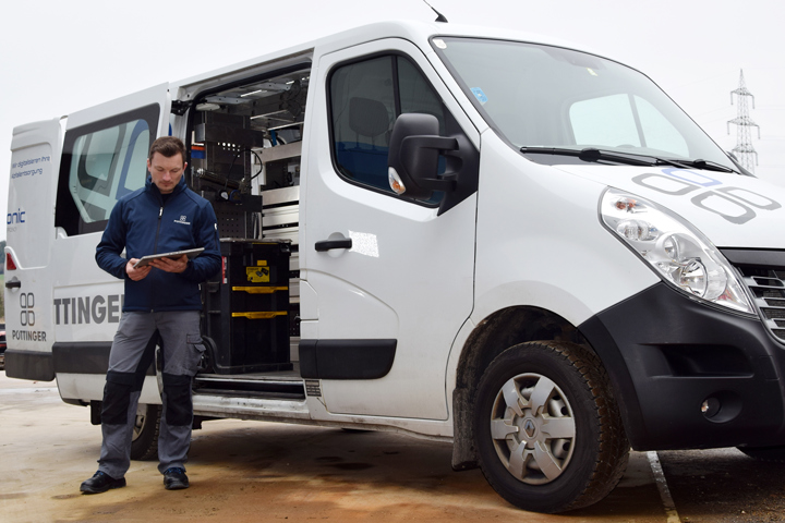 Servicetechniker am Fahrzeug