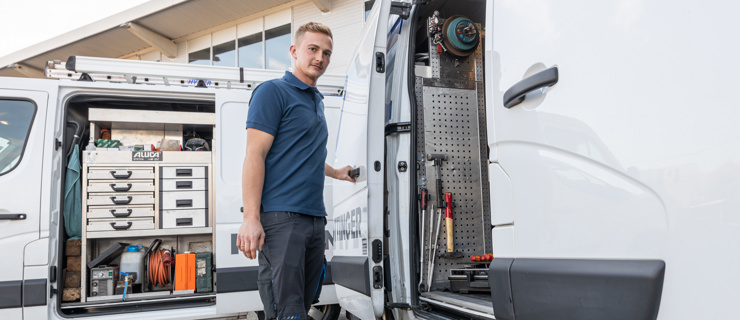 Servicetechniker am Servicefahrzeug