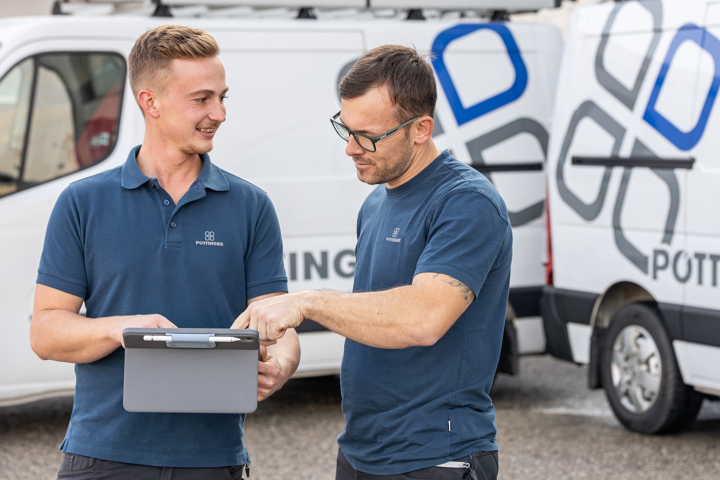 Servicetechniker arbeitet am Servicefahrzeug mit Tablet