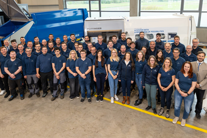 Mitarbeiterinnen und Mitarbeiter von PÖTTINGER Entsorgungstechnik beim gemeinsamen Teamfoto